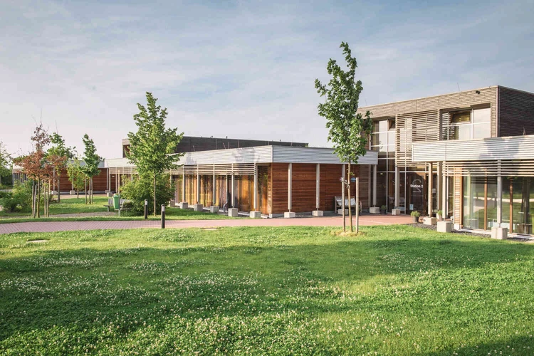 Moderne Geb&auml;ude der Oberberg Fachklinik Konraderhof mit Holzfassaden, gro&szlig;en Fensterfl&auml;chen und Gr&uuml;nanlage im Vordergrund