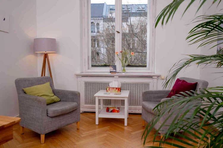 Oberberg Tagesklinik Berlin K&uuml;rf&uuml;rstendamm kleiner Sitzbereich